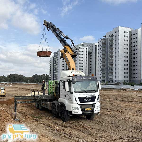 פינוי לחצר באמצעות מנוף עם מיני מכולה